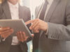 2 menschen arbeiten digital. CDO Toolbox