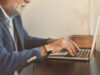 CDO Toolbox ein Menschen arbeitet an seinem Laptop